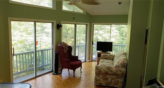 4th image of 20 Iroquois Dr