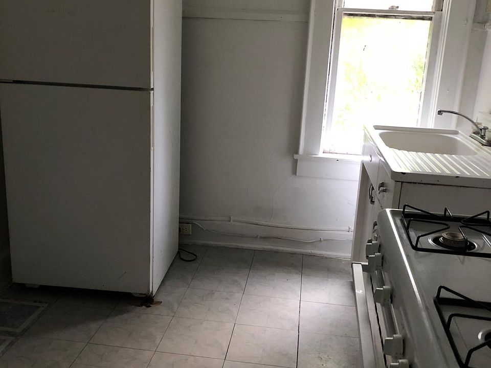 2nd image of 220 1/2 E 7th St