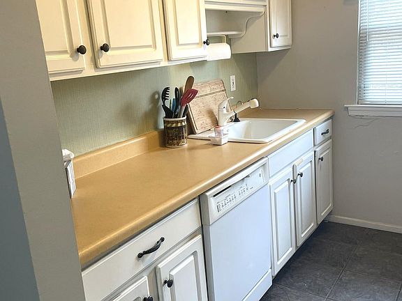 3rd image of 8 River Edge Dr