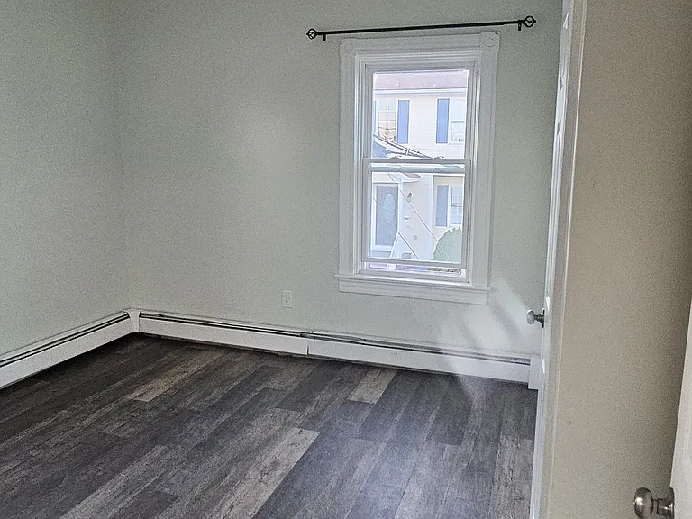 838-844 Lonsdale Ave #3 — Photo 8