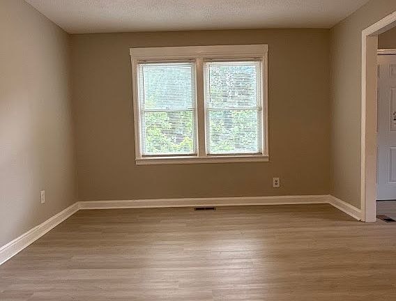 5th image of 1376 Lockwood Dr SW