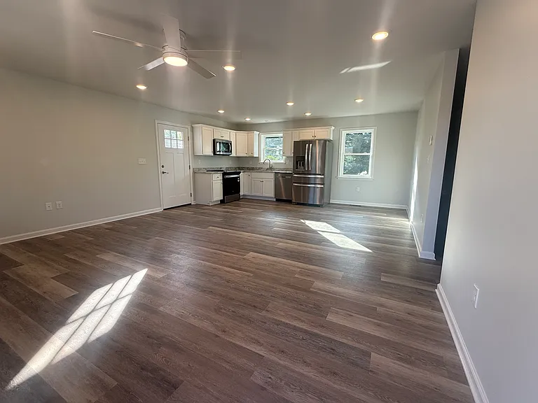 1635 Hawthorne Ln — Photo 3