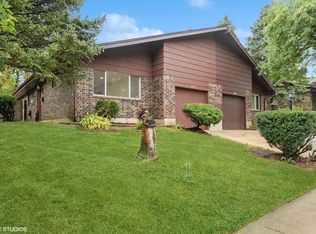1123 Fulton Dr, Streamwood, IL 60107