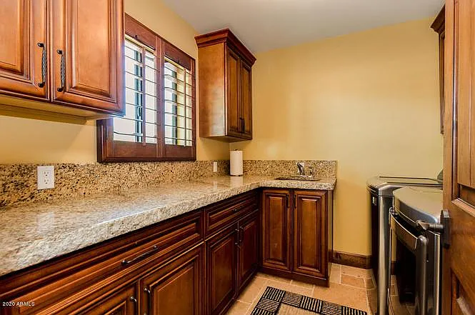 4 bed, 2.5 bath, 3117 sqft, $4,700 — Photo 2