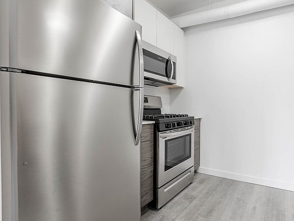 2nd image of 6100-04 N Paulina St #6100-2