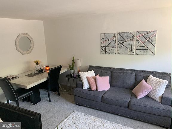 5th image of 588 Belmawr Pl