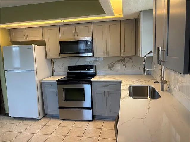 3 bed, 2.0 bath, 1094 sqft, $1,800 — Photo 3