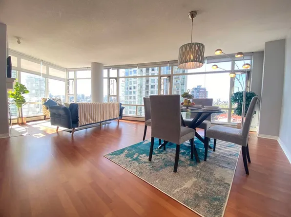 198 Aquarius Mews, Vancouver, BC V6Z 2Y4
