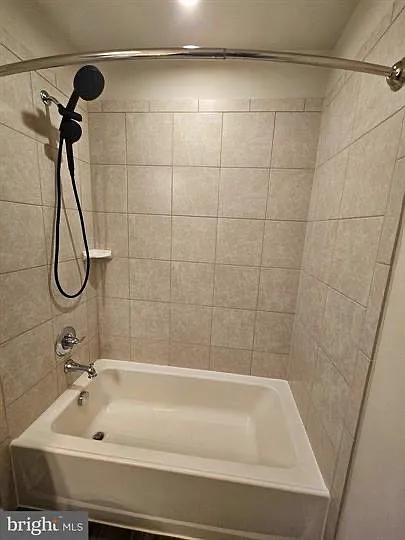 4 bed, 2.5 bath, 2392 sqft, $3,000 — Photo 3
