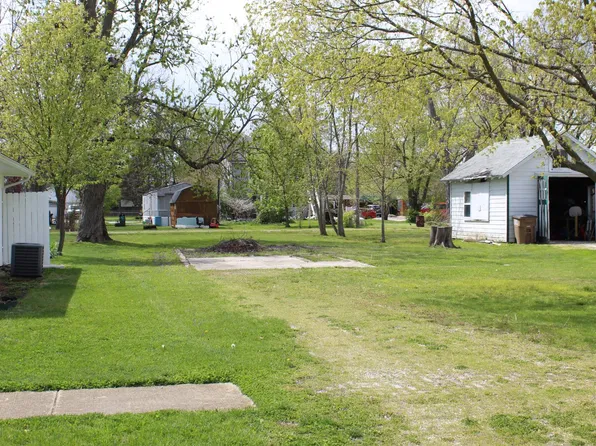 814 N Charles St, Carlinville, IL 62626