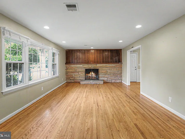 10708 Norman Ave — Photo 2