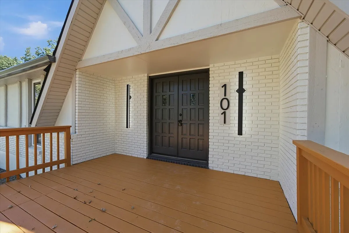 3 bed, 2.5 bath, 1898 sqft, $2,699 — Photo 2