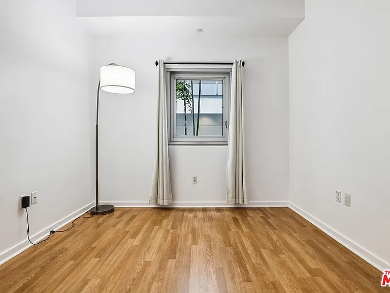 630 W 6th St #310 — Photo 15