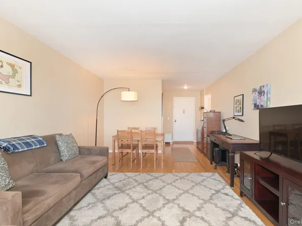 2 Birchwood Court #5H, Mineola, NY 11501