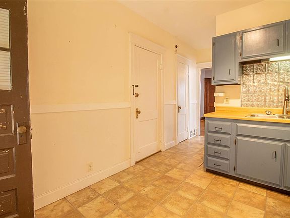 4th image of 3003 Shenandoah Ave #2W