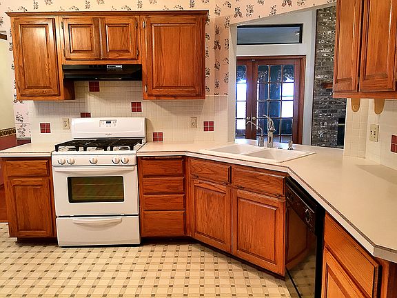 Kitchen w/ lots of cabinets