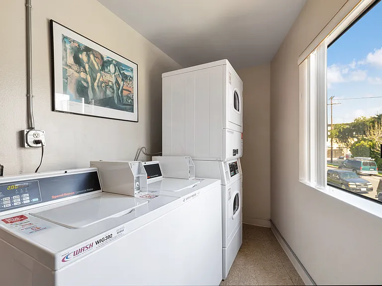 Corinth Avenue Apartments — Photo 17