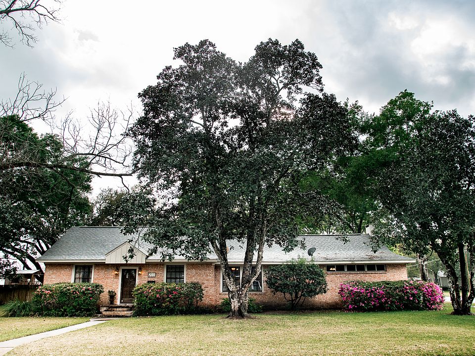 1st image of 211 Avenue D