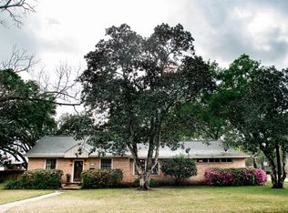 211 Avenue D, El Campo, TX 77437