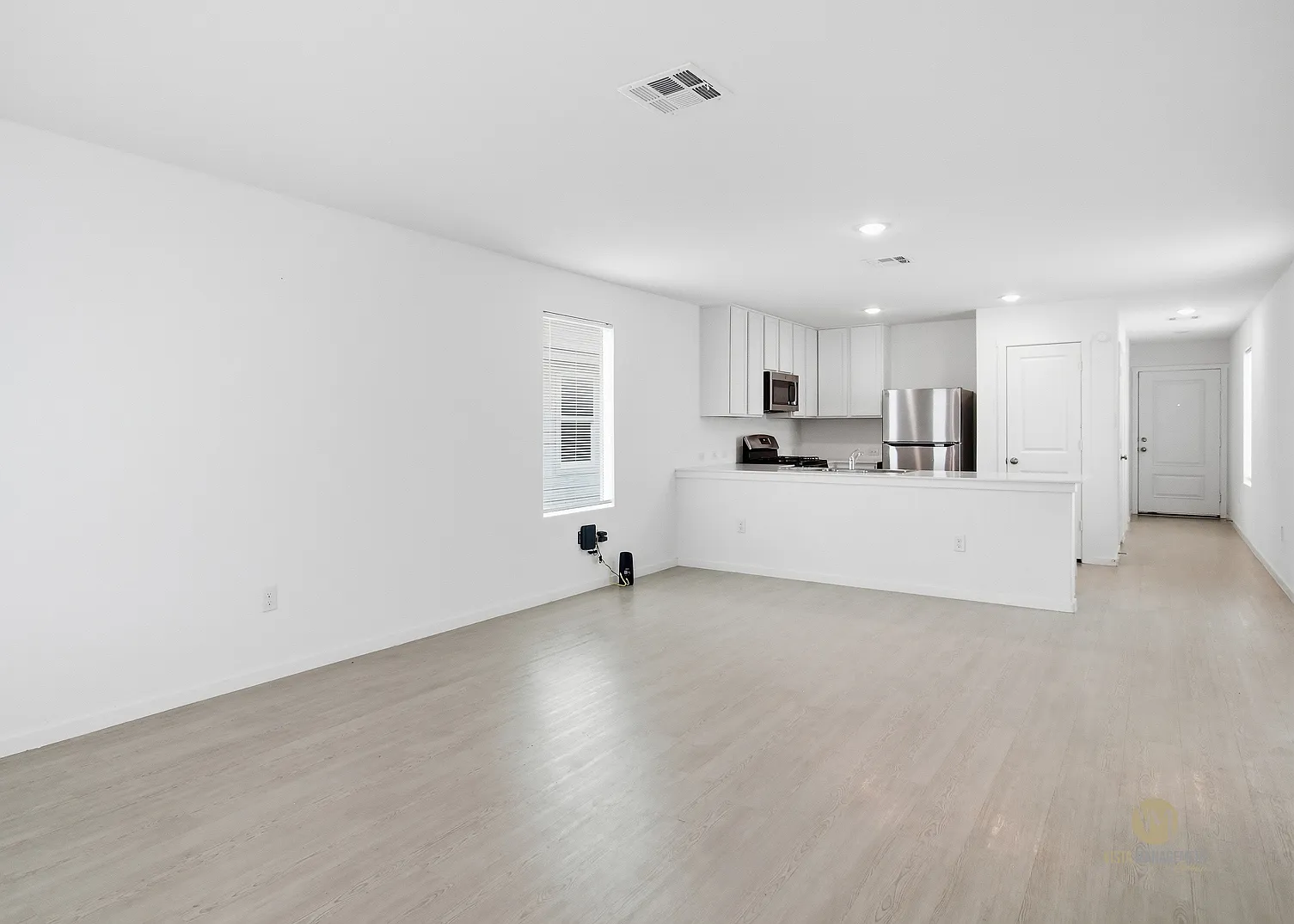 3 bed, 2.5 bath, 1358 sqft, $1,350 — Photo 3