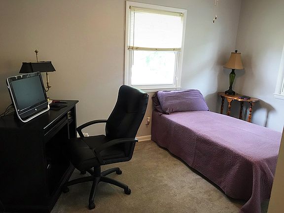 4th image of 615 Amherst Dr