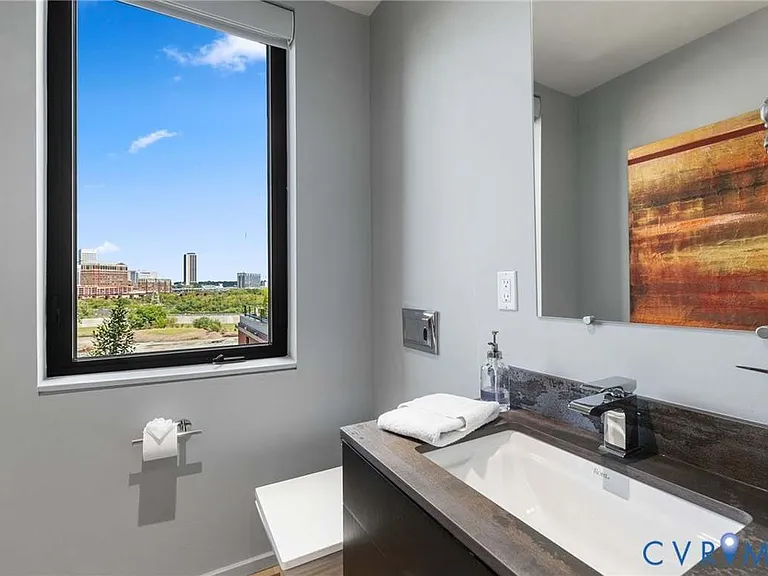 509 W 7th St — Photo 15