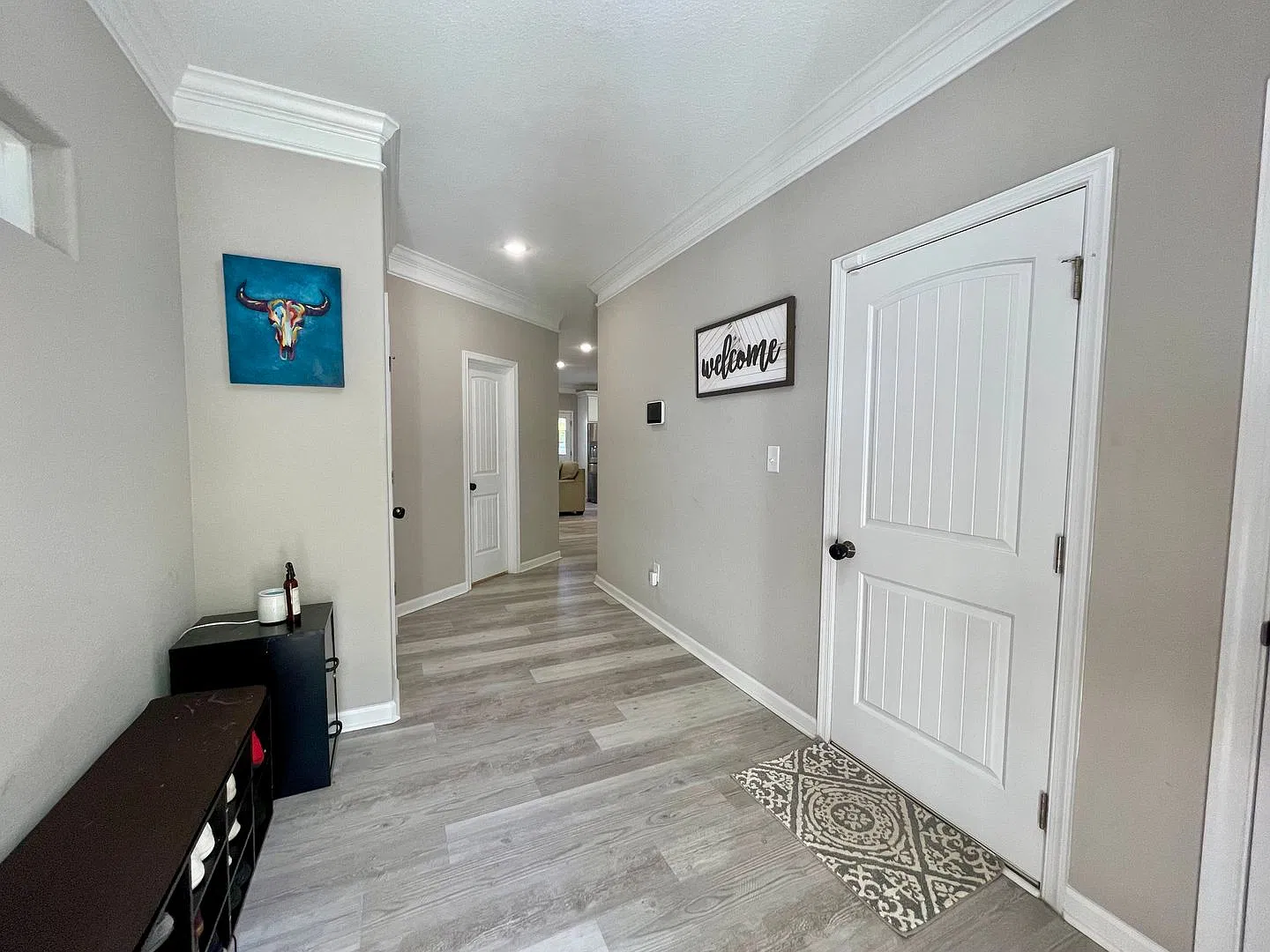Beautiful Home with Modern Finishes, Spacious Deck & Fenced Backyard! — Photo 4