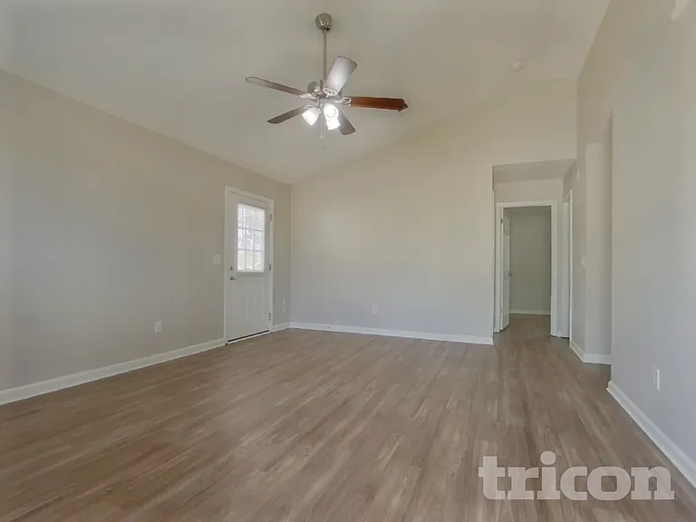 279 Legend Oaks Dr — Photo 4