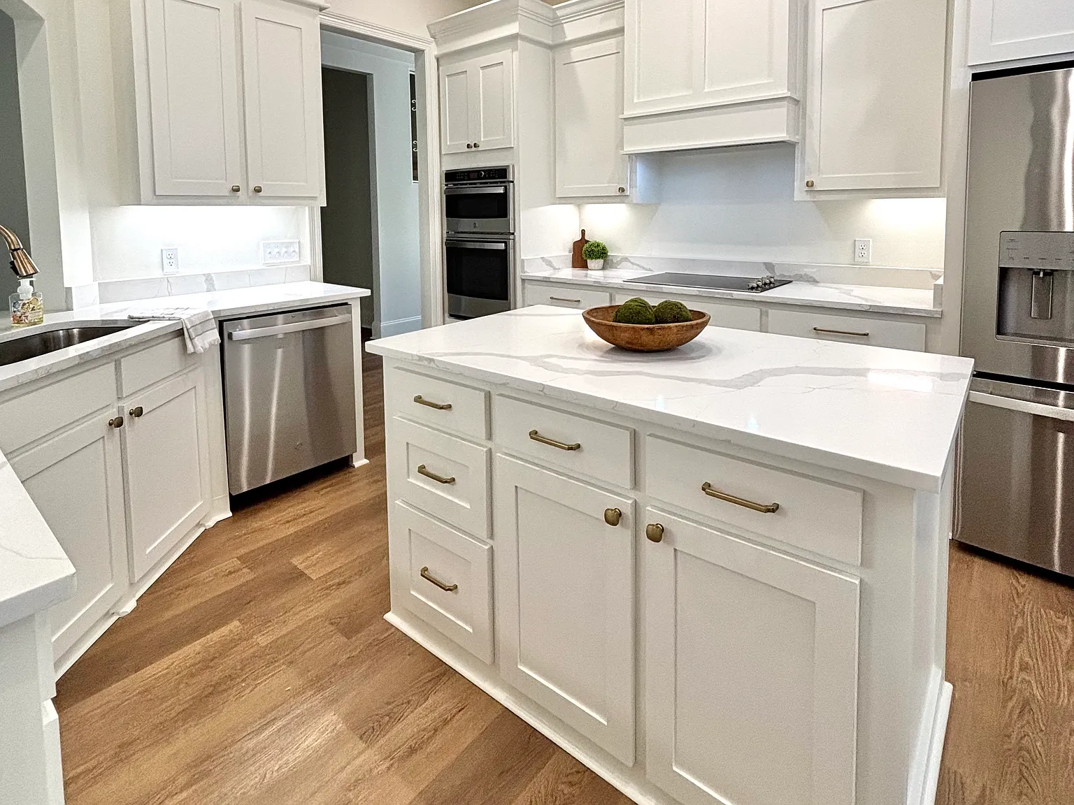 4 bed, 3.5 bath, 2400 sqft, $3,800 — Photo 3