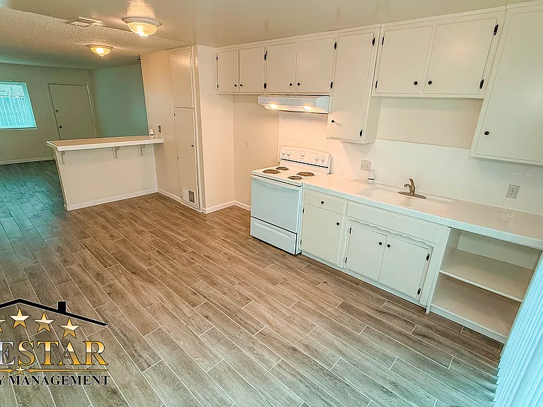 609 Grace St #D — Photo 15