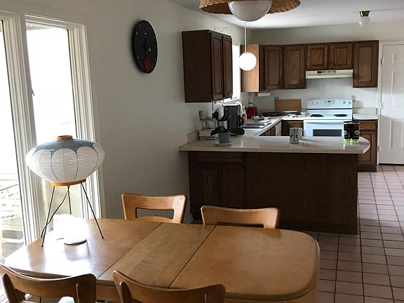 Kitchen dining area + kitchen.