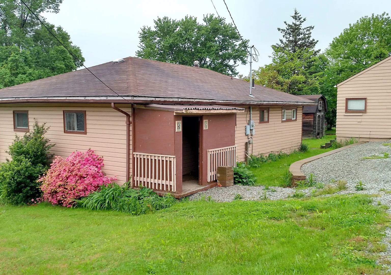 Two Bedroom House in Jefferson Hills With Central Air And Detached One Car Garage - Fenced In Yard — Photo 1