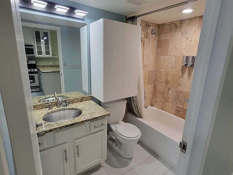 700 E 8th St #11L — Photo 7