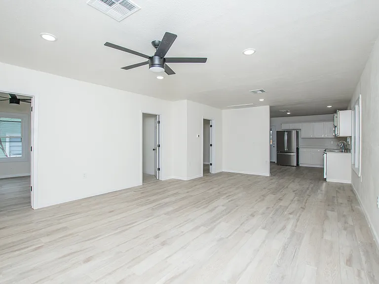 135 E 13th Ave — Photo 3