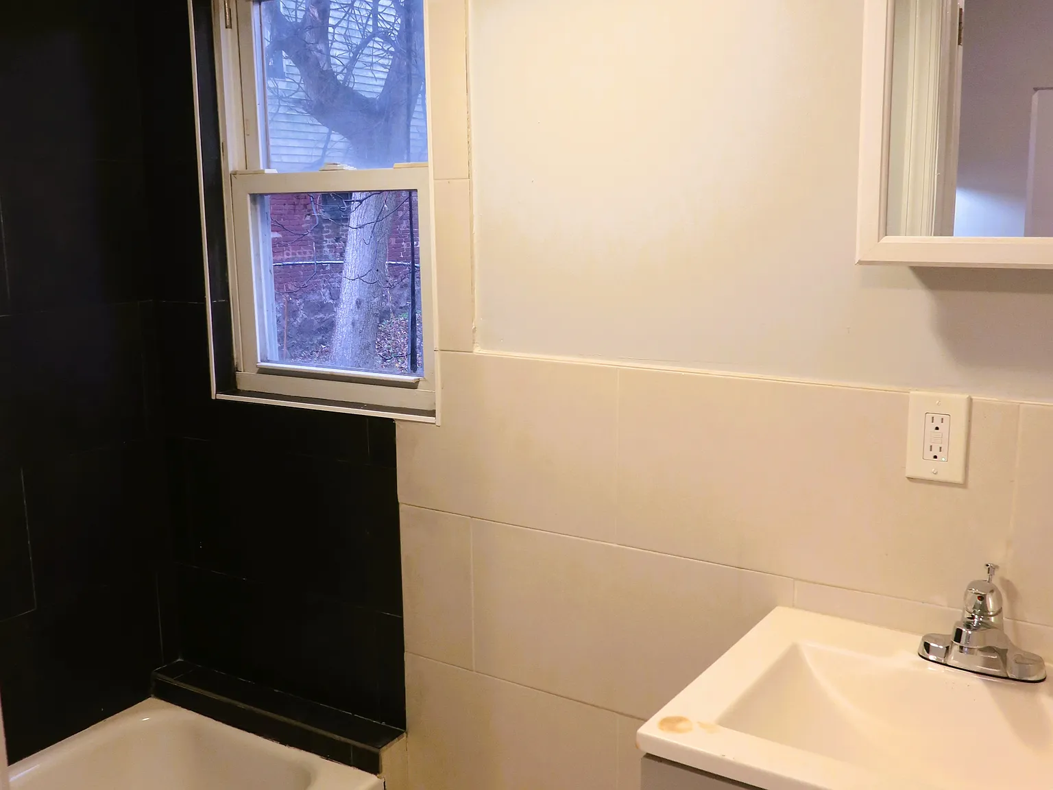 2 bed, 600 sqft, $1,900 — Photo 4
