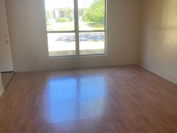 3rd image of 731 N Broadway Ave