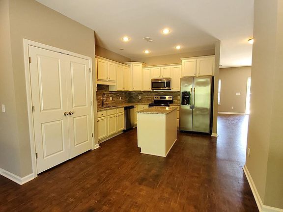 2nd image of 902 Grand Teton Dr