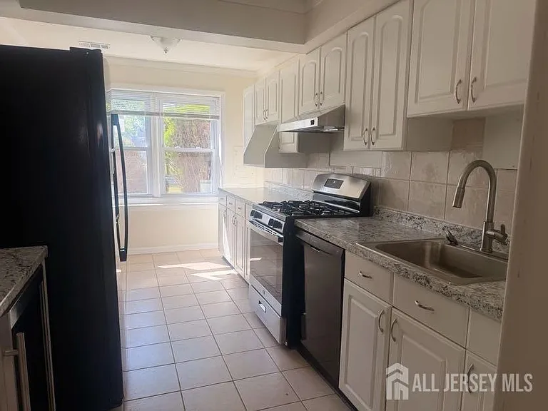 614 W 8th St — Photo 5