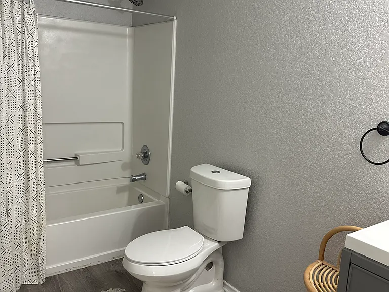 162 Hampton Cv — Photo 17