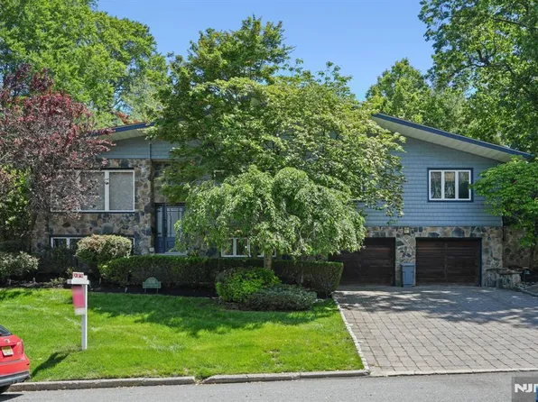 559 Nordhoff Dr, Leonia, NJ 07605
