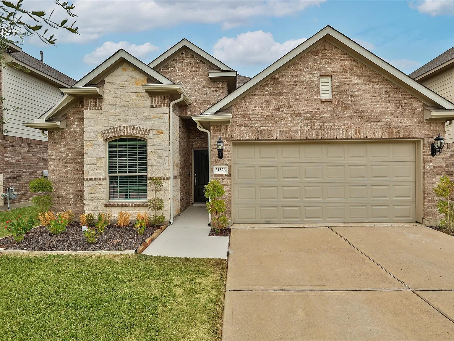 3 bed, 2.0 bath, 1981 sqft, $2,300 — Photo 2