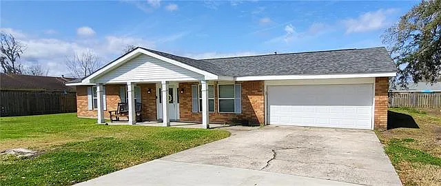 3 bed, 2.0 bath, 1900 sqft, $2,000 — Photo 2