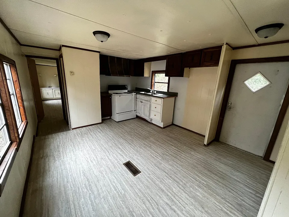 100 Gloria Ln