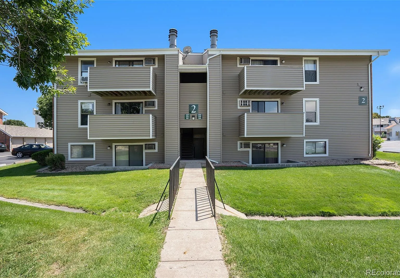 Oak Park Condos — Photo 2