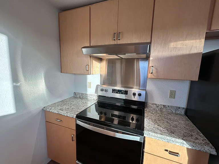 530 SW Fall St #F — Photo 8
