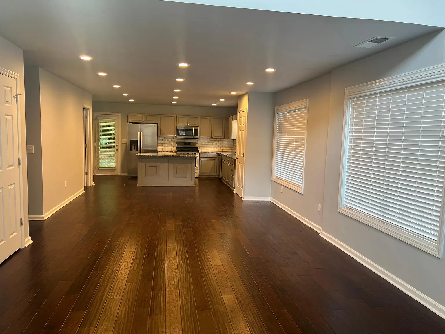 4 bed, 2500 sqft, $2,900 — Photo 2