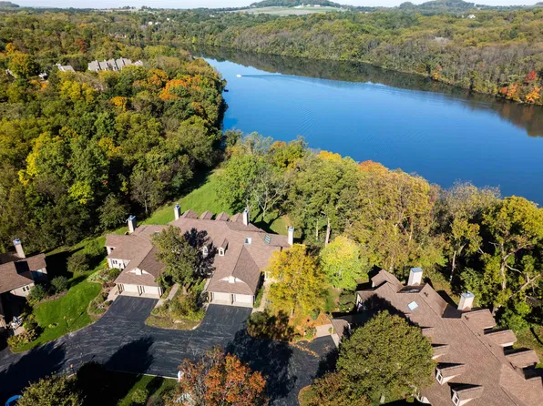8 Rock Cove Ln, Galena, IL 61036