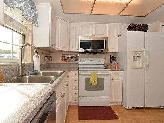 5th image of 922 McClintock St