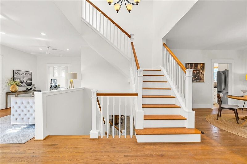 3rd image of 4049 40th Avenue SW