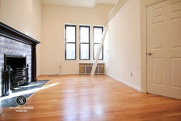 Rented by Coldwell Banker Warburg | media 2